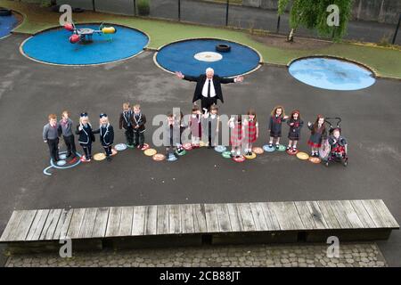 Port Glasgow, Scozia, Regno Unito. 11 Agosto 2020. Nella foto: Otto set di gemelli iniziano la scuola a Inverclyde otto set di gemelli sono impostati per iniziare il loro primo giorno di scuola a Inverclyde. Nomi: (L - R) Connor & John Branchfield; Alice & Penny Beer; Benn & Josh Cairns; Lola & Malena Perez Malone; aria & Isla McLaughlin; Eva & Iona Metcalf; Kali & Lianna Tolomey. (In piedi Martin Brenan - Lord Provost Consiglio Inverclyde) Credit: Colin Fisher/Alamy Live News Foto Stock