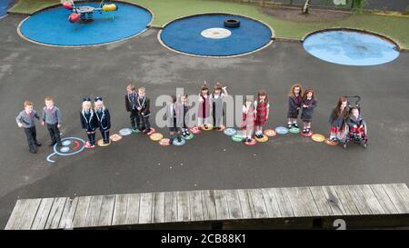 Port Glasgow, Scozia, Regno Unito. 11 Agosto 2020. Nella foto: Otto set di gemelli iniziano la scuola a Inverclyde otto set di gemelli sono impostati per iniziare il loro primo giorno di scuola a Inverclyde. Nomi: (L - R) Connor & John Branchfield; Alice & Penny Beer; Benn & Josh Cairns; Lola & Malena Perez Malone; aria & Isla McLaughlin; Eva & Iona Metcalf; Kali & Lianna Tolomey. Credit: Colin Fisher/Alamy Live News Foto Stock