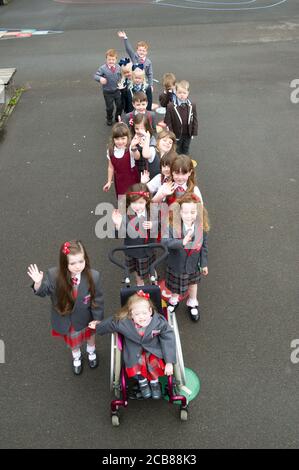 Port Glasgow, Scozia, Regno Unito. 11 Agosto 2020. Nella foto: Otto set di gemelli iniziano la scuola a Inverclyde otto set di gemelli sono impostati per iniziare il loro primo giorno di scuola a Inverclyde. Nomi: (In alto - in basso) Connor & John Branchfield; Alice & Penny Beer; Benn & Josh Cairns; Lola & Malena Perez Malone; aria & Isla McLaughlin; Eva & Iona Metcalf; Kali & Lianna Tolomey. Credit: Colin Fisher/Alamy Live News Foto Stock