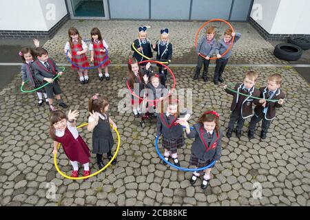 Port Glasgow, Scozia, Regno Unito. 11 Agosto 2020. Nella foto: Otto set di gemelli iniziano la scuola a Inverclyde otto set di gemelli sono impostati per iniziare il loro primo giorno di scuola a Inverclyde. Nomi: (Riga superiore L-R) aria & Isla McLaughlin; Alice & Penny Beer; Connor & John Branchfield; (riga centrale L-R) ben & Stuart Miller; (riga inferiore L-R) (riga inferiore L-R) Lola & Malena Perez Malone; Eva & Iona Metcalf. Credit: Colin Fisher/Alamy Live News Foto Stock