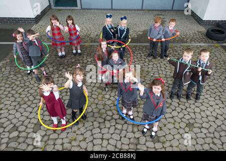 Port Glasgow, Scozia, Regno Unito. 11 Agosto 2020. Nella foto: Otto set di gemelli iniziano la scuola a Inverclyde otto set di gemelli sono impostati per iniziare il loro primo giorno di scuola a Inverclyde. Nomi: (Riga superiore L-R) aria & Isla McLaughlin; Alice & Penny Beer; Connor & John Branchfield; (riga centrale L-R) ben & Stuart Miller; (riga inferiore L-R) (riga inferiore L-R) Lola & Malena Perez Malone; Eva & Iona Metcalf. Credit: Colin Fisher/Alamy Live News Foto Stock