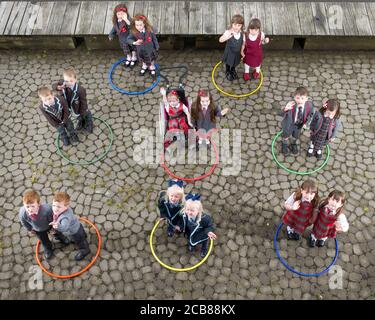 Port Glasgow, Scozia, Regno Unito. 11 Agosto 2020. Nella foto: Otto set di gemelli iniziano la scuola a Inverclyde otto set di gemelli sono impostati per iniziare il loro primo giorno di scuola a Inverclyde. Nomi: (Riga superiore L-R) Eva & Iona Metcalf; Lola & Malena Perez Malone; (riga centrale L-R) ben & Stuart Miller; (riga inferiore L-R) Connor & John Branchfield; Alice & Penny Beer; aria & Isla McLaughlin. Credit: Colin Fisher/Alamy Live News Foto Stock