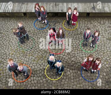 Port Glasgow, Scozia, Regno Unito. 11 Agosto 2020. Nella foto: Otto set di gemelli iniziano la scuola a Inverclyde otto set di gemelli sono impostati per iniziare il loro primo giorno di scuola a Inverclyde. Nomi: (Riga superiore L-R) Eva & Iona Metcalf; Lola & Malena Perez Malone; (riga centrale L-R) ben & Stuart Miller; (riga inferiore L-R) Connor & John Branchfield; Alice & Penny Beer; aria & Isla McLaughlin. Credit: Colin Fisher/Alamy Live News Foto Stock