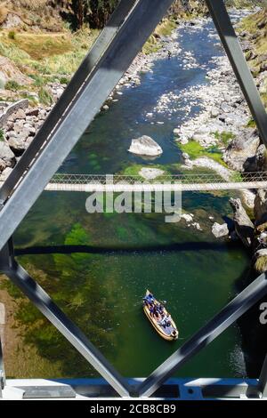AREQUIPA, PERÙ - 23 novembre 2019: Arequipa, Perù: Barca sul fiume Colca, dal ponte di acciaio. Famoso sito turistico nelle ande peruviane. Foto Stock