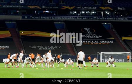 Gelsenkirchen, Germania. 11 Agosto 2020. Calcio, Europa League, Final-Eight, quarto finale: Schachtjor Donezk - FC Basilea all'Arena Verltins. I giocatori di Basilea si riscaldano prima del gioco. Credit: Bernd Thissen/dpa/Alamy Live News Foto Stock