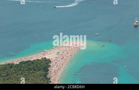 Zoomato in vista dal monte Vidova gora della famosa spiaggia dorata di Zlatni rat sull'isola di Brac. Famosa per la sua forma, piena di turisti durin Foto Stock