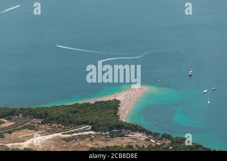 Zoomato in vista dal monte Vidova gora della famosa spiaggia dorata di Zlatni rat sull'isola di Brac. Famosa per la sua forma, piena di turisti durin Foto Stock