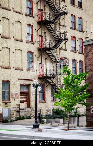 Fuggi dal fuoco su un edificio storico in mattoni, il quartiere Exchange, Winnipeg, Manitoba, Canada. Foto Stock