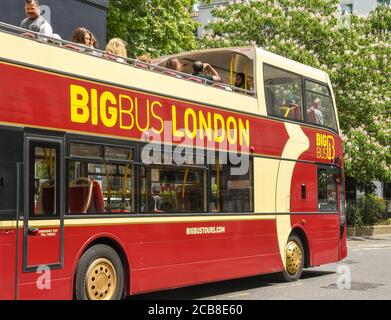 Londra, Inghilterra - Giugno 2018: Autobus turistico della città operato da BigBus Londra con turisti sul ponte superiore. Foto Stock