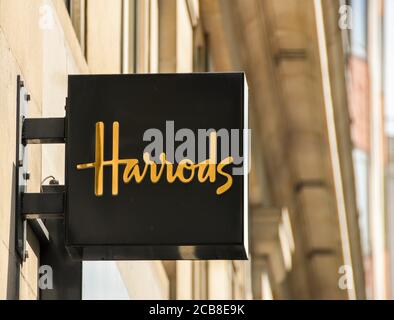 Londra, Inghilterra - Giugno 2018: Segno sopra l'ufficio di Harrods Luxury Property Agents su Park Lane nel centro di Londra Foto Stock