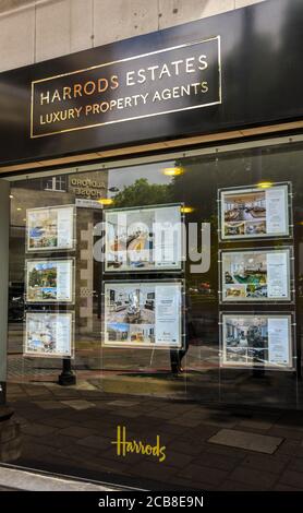 Londra, Inghilterra - Giugno 2018: Finestra frontale dell'ufficio Harrods Luxury Property Agents a Park Lane nel centro di Londra Foto Stock