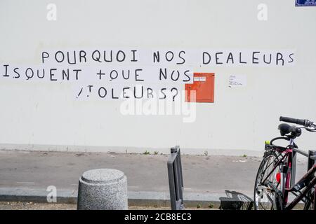 Collage femminista che protesta contro le violazioni fatte alle donne, Lione, regione Auvergne Rodano-Alpi, Francia Foto Stock