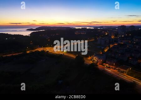 Una vista aerea di Pola al tramonto, nella penisola di Stoja, Istria, Croazia Foto Stock