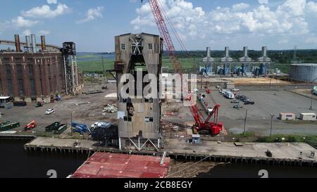 Vista aerea dello smantellamento di gru parte della vecchia centrale a Sayreville, NJ Foto Stock