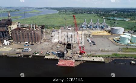 Vista aerea dello smantellamento di gru parte della vecchia centrale a Sayreville, NJ Foto Stock