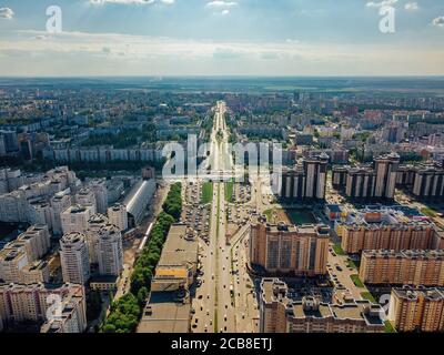 Moderna zona residenziale a Voronezh, vista aerea dal drone in estate giorno Foto Stock