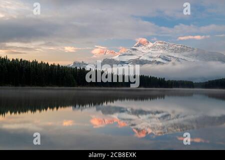 Mt. Rundle riflesso in due Jack Lake all'alba, Banff National Park, Alberta, Canada Foto Stock