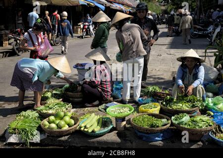 Donne e verdure al mercato di Hoi An, Vietnam Foto Stock