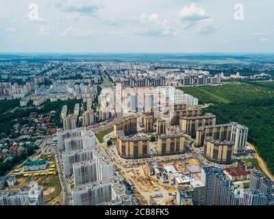 Moderna zona residenziale a Voronezh, vista aerea dal drone in estate giorno Foto Stock