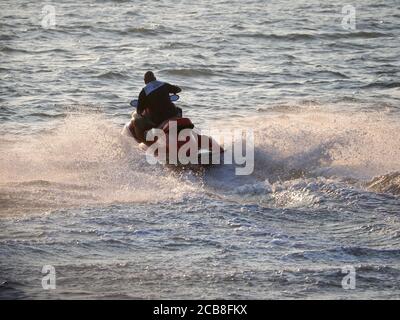 Sheerness, Kent, Regno Unito. 10 agosto 2020. Regno Unito Meteo: Una calda serata a Sheerness, Kent. Credit: James Bell/Alamy Live News Foto Stock