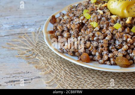 Festa di Natale dell'usanza nazionale. Kutya di Natale fatta di semi di papavero, noci e miele. Foto Stock
