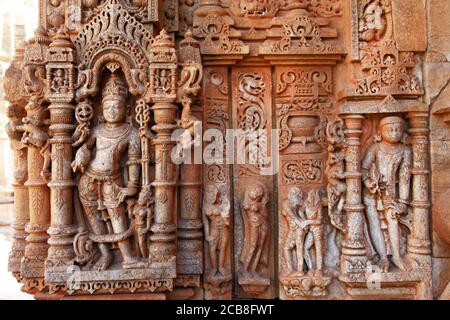 Incredibili sculture in pietra nel tempio indiano Sahastra Bahu (SAS-Bahu) a Nagda, Udaipur, Rajasthan, India. Foto Stock