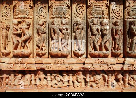 Sculture in pietra muraria nel tempio indiano Sahastra Bahu (SAS-Bahu) a Nagda, Udaipur, Rajasthan, India. Foto Stock