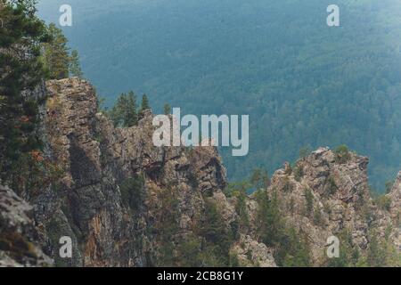 Rocce di Aigir nel fumo di un incendio forestale. Bashkortostan. Foto Stock