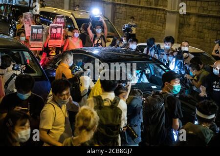 Hong Kong, Cina. 12 agosto 2020. Sostenitori pro-democrazia che tengono i quotidiani Apple al di fuori della stazione di polizia di Mongkok come magnate dei media pro-democrazia di Hong Kong e fondatore di Apple Daily Jimmy Lai, Che è stato arrestato lunedì in base alla nuova legge nazionale sulla sicurezza, lascia la stazione di polizia di Mong Kok dopo essere stato rilasciato in carcere all'inizio di martedì 12 agosto 2020 a Hong Kong, Cina. Secondo la polizia locale, Lai è stato arrestato per sospetto di 'collusione con potenze straniere. Credit: May James/ZUMA Wire/Alamy Live News Foto Stock