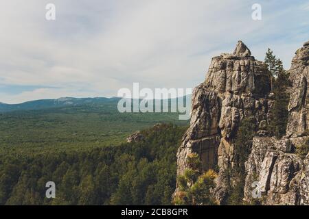 Rocce di Aigir nel fumo di un incendio forestale. Bashkortostan. Foto Stock