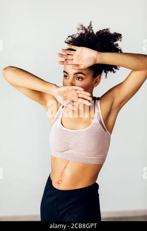 Donna afroamericana danzante in studio. Danza femminile che si esibisce all'interno. Foto Stock
