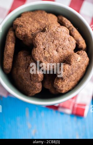 Biscotti dolci. Croccanti biscotti al cioccolato forma fiore in ciotola. Vista dall'alto. Foto Stock