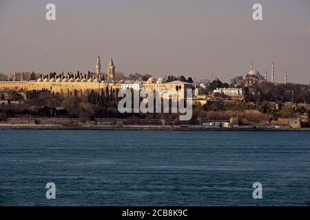 Vista dalla costa di Sarayburnu, la penisola storica e le cupole del Palazzo Topkapi a Istanbul Foto Stock