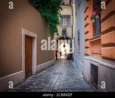 Budapest, Ungheria, ago 2019, vista di un vicolo nel quartiere del Castello di Buda Foto Stock