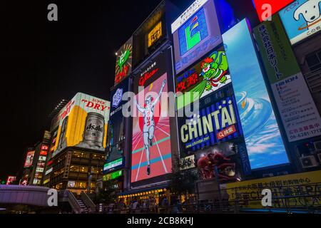 Osaka, Giappone - Settembre 22 2015: Dotonboti Street a Namba è la migliore attrazione turistica e famoso luogo di Osaka con colorato e cartellone l Foto Stock