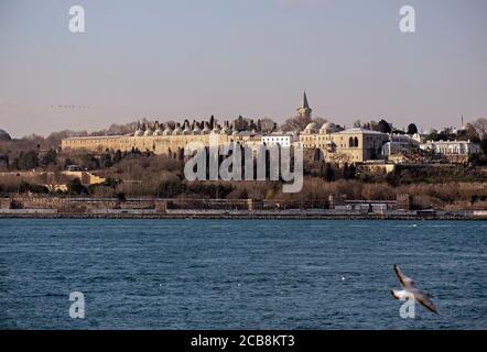 Vista dalla costa di Sarayburnu, la penisola storica e le cupole del Palazzo Topkapi a Istanbul Foto Stock