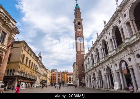 Vicenza, Italia - 12 agosto 2019: Torre dell'Orologio o Torre Bissara e la Basilica Palladiana in Piazza dei Signori a Vicenza, regione Veneto Foto Stock