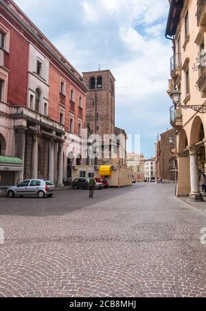 Vicenza, Italia - 12 agosto 2019: Piazza delle Poste o via Contra Garibaldi con l'edificio principale della posta nel centro storico di Vicenza Foto Stock