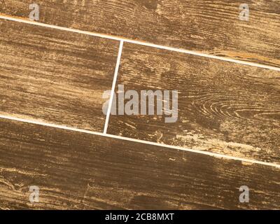 pavimento coperto da lunghe tavole di legno marrone invecchiato Foto Stock