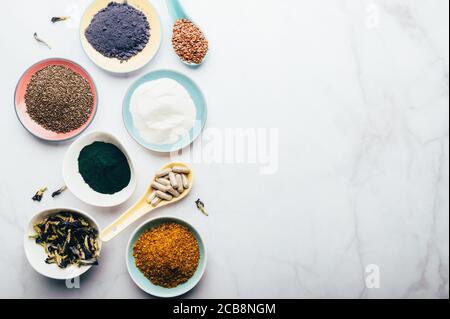 Varietà di integratori alimentari sani Foto Stock