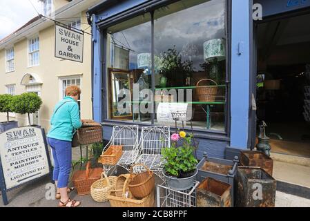 Un negozio di antiquariato a Debenham, un grazioso villaggio in Suffolk rurale, in Anglia orientale, Inghilterra, Regno Unito Foto Stock