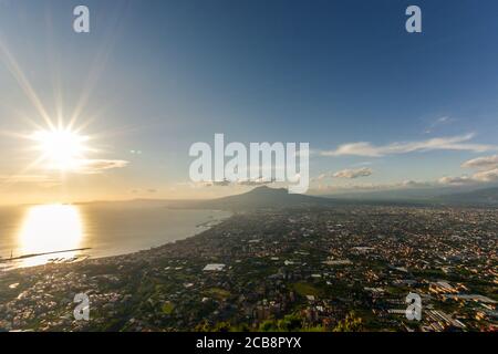 Tramonto con luce calda sul Golfo di Napoli, con il Vesuvio sullo sfondo, Campania, Sud Italia. Foto Stock