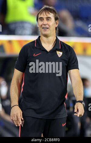 Duisburg, Germania. 11 Agosto 2020. Calcio: Europa League, Wolverhampton Wanderers - FC Sevilla, Final-Eight, quarti di finale alla Schauinsland-Reisen-Arena. Julen Lopetegui, allenatore di Siviglia, guarda il gioco. Credit: Rolf Vennenbernd/dpa/Alamy Live News Foto Stock