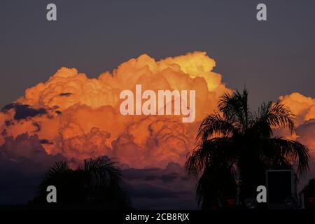 nuvole panoramiche colorate che si ammirano dal cielo in una giornata estiva Foto Stock