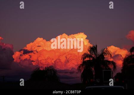 nuvole panoramiche colorate che si ammirano dal cielo in una giornata estiva Foto Stock