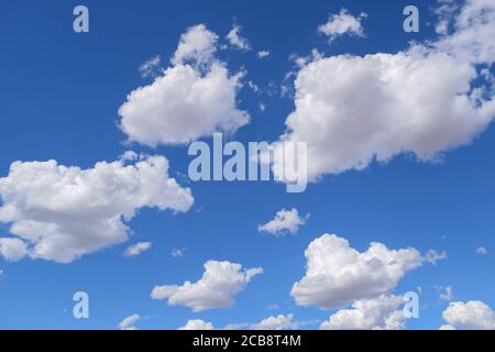 le nuvole panoramiche si ammirano dal giorno d'estate e dallo sfondo blu Foto Stock