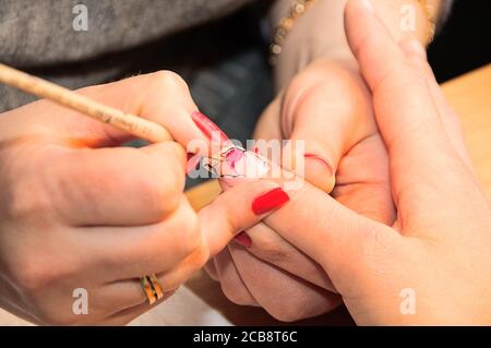 Manicure. Disegnare un'immagine su un'unghia. Foto Stock