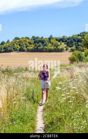 Persone che camminano a Ewelme Oxfordshire sul Chiltern lungo la strada Distanza sentiero nel Chilterns Inghilterra UK Foto Stock