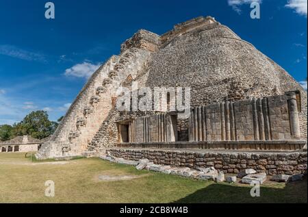 Il lato ovest della Piramide dei Magici si affaccia sul Quadrangle degli Uccelli nelle rovine della città maya di Uxmal a Yucatan, Messico. Pre-ispan Foto Stock