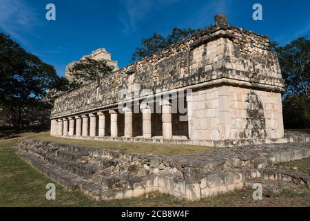 Il Tempio o Casa dell'Iguana nelle rovine Maya pre-ispaniche di Uxmal, Messico. Dietro c'è la Piramide del Magico. Foto Stock